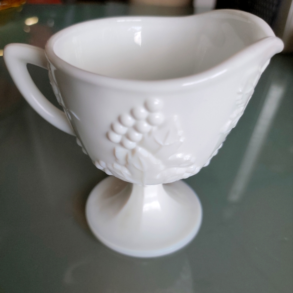 Milkglass pouring cup with stem